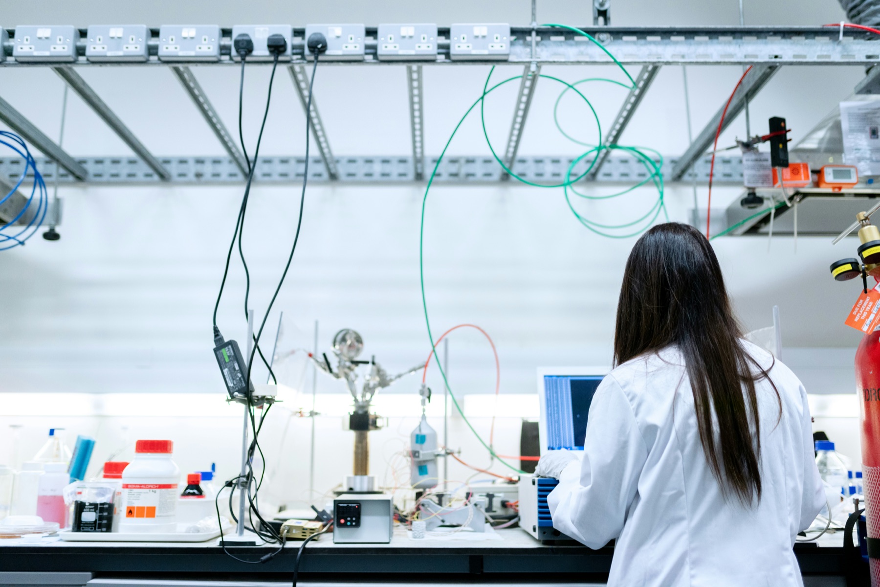 Profesional en un laboratorio tecnológico